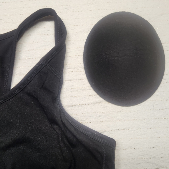 Reebok Sports Bra with rear mesh media pocket and removable padding- size Large - Picture 5 of 9